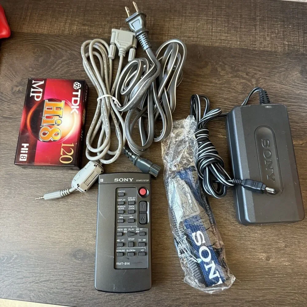 Sony Handycam DCR-TRV520 Digital8 Camcorder Plays Hi8 8mm Transfer Bundle